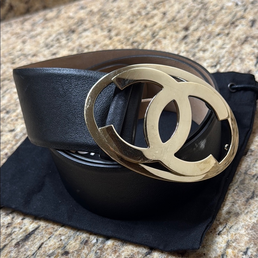 PRICE FIRM!❤️ Auth Chanel Black Leather Belt with Gold Oval Buckle